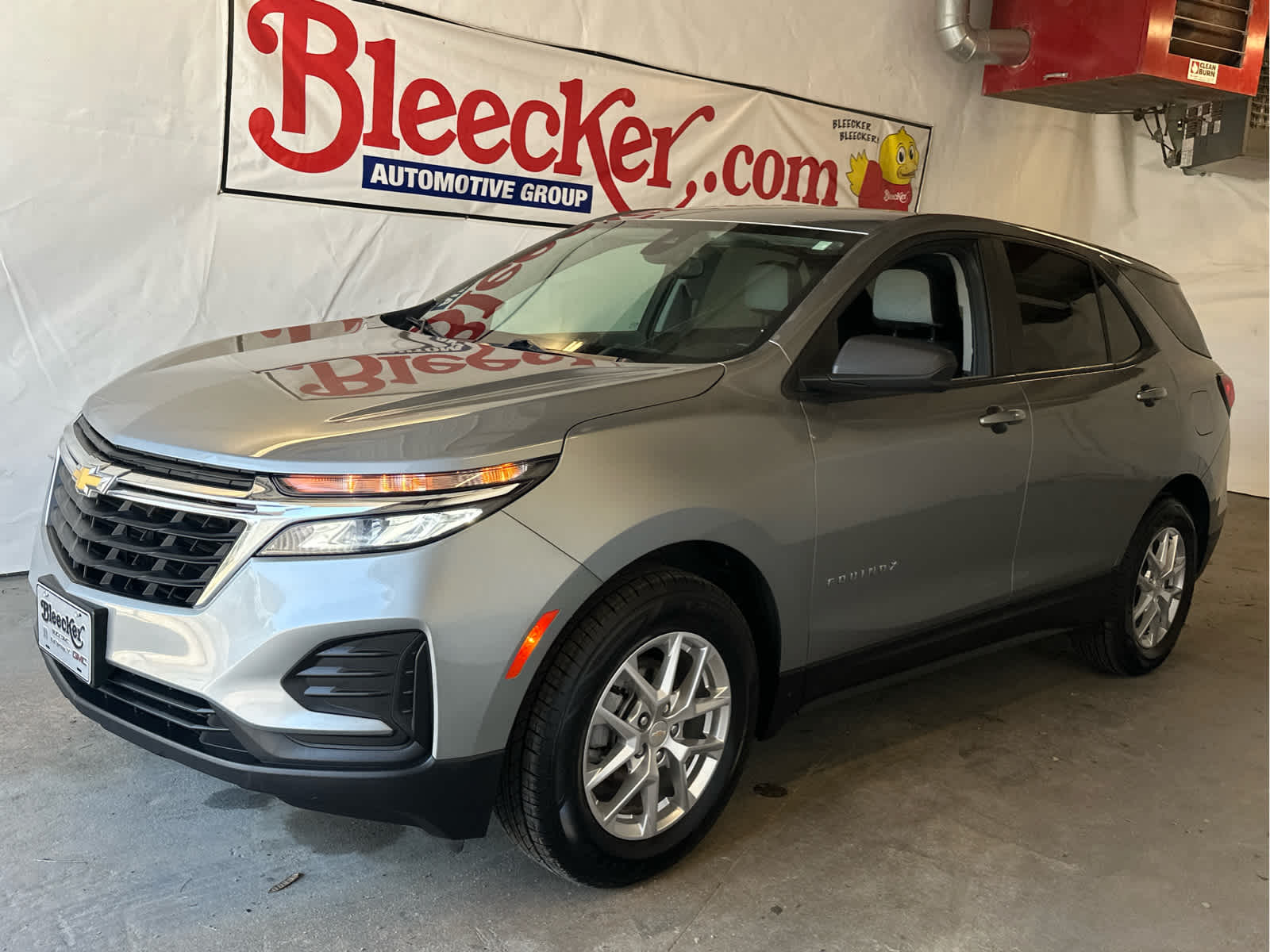 2023 Chevrolet Equinox LS photo 2
