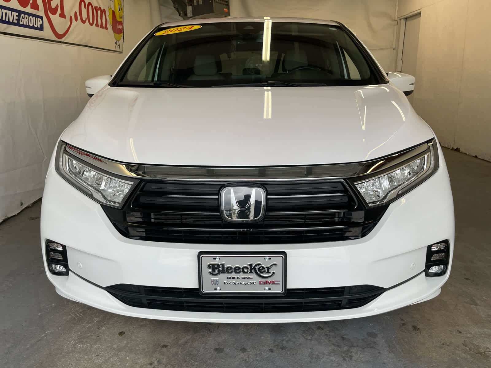 2024 Honda Odyssey Touring photo 2