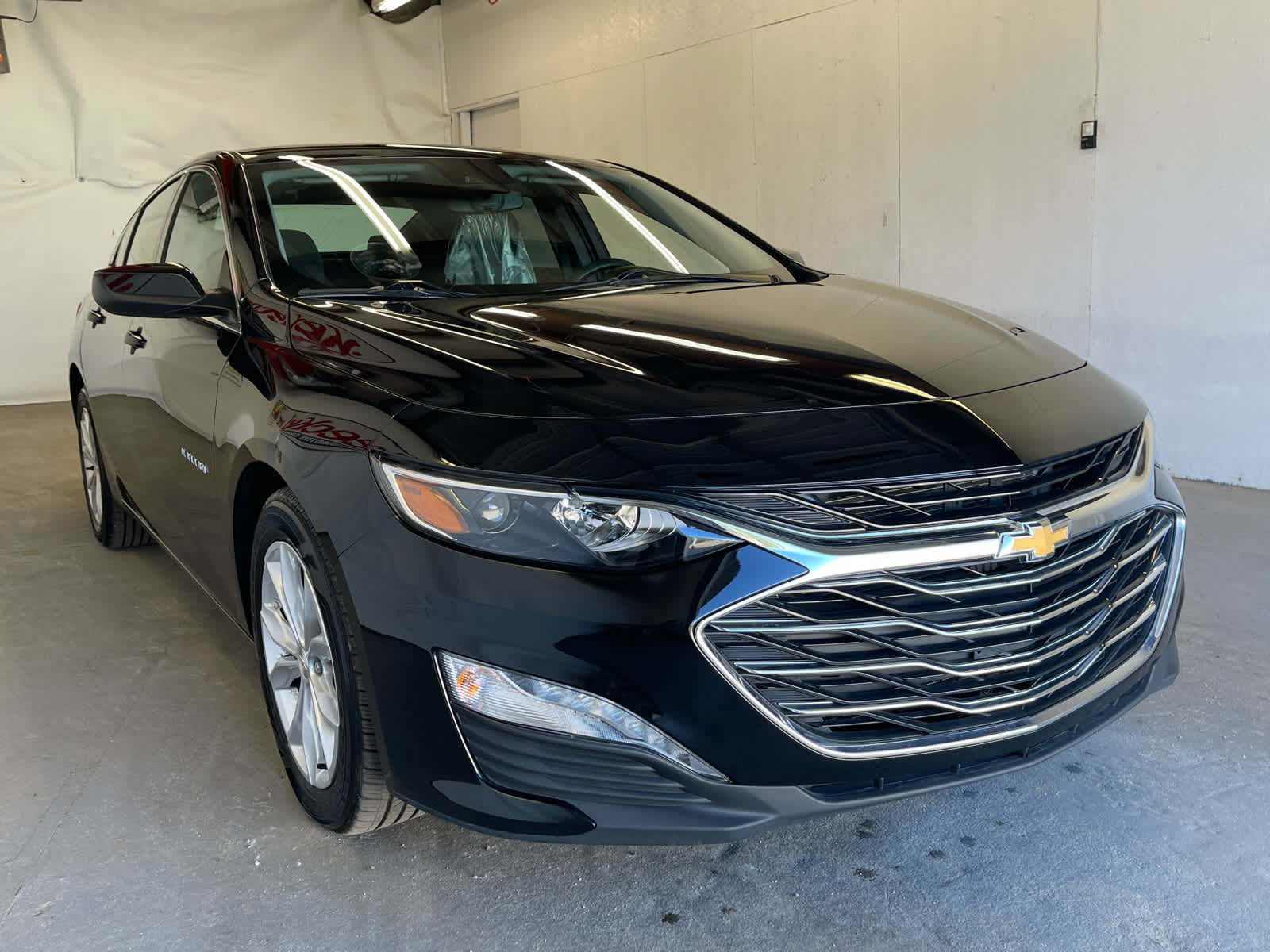 2025 Chevrolet Malibu 1LT photo 2