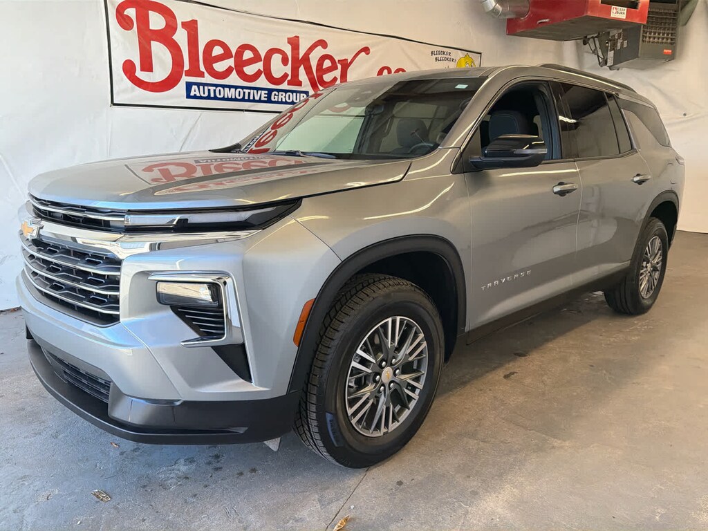 Used 2025 Chevrolet Traverse LT SUV
