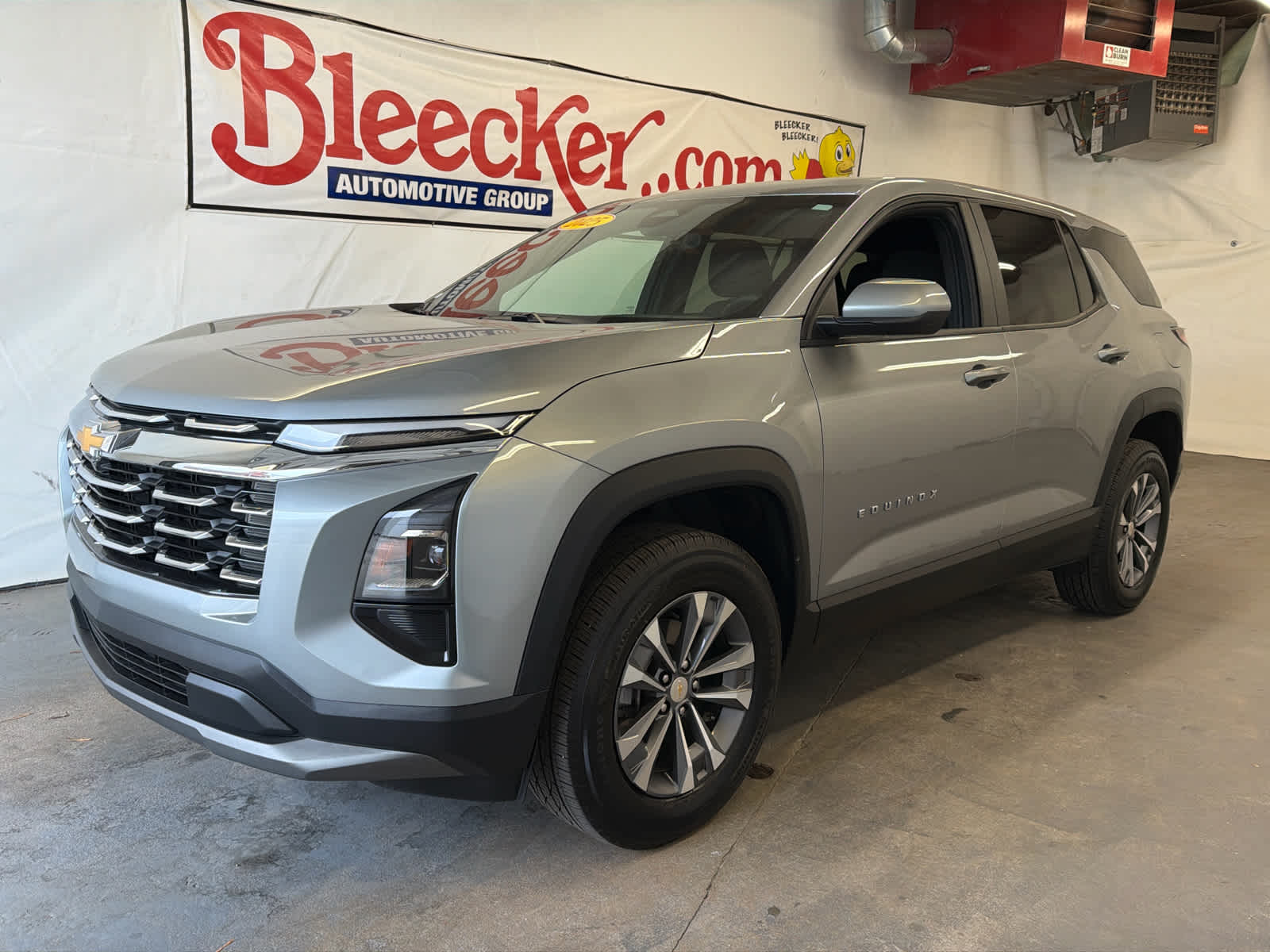 2025 Chevrolet Equinox LT photo 2