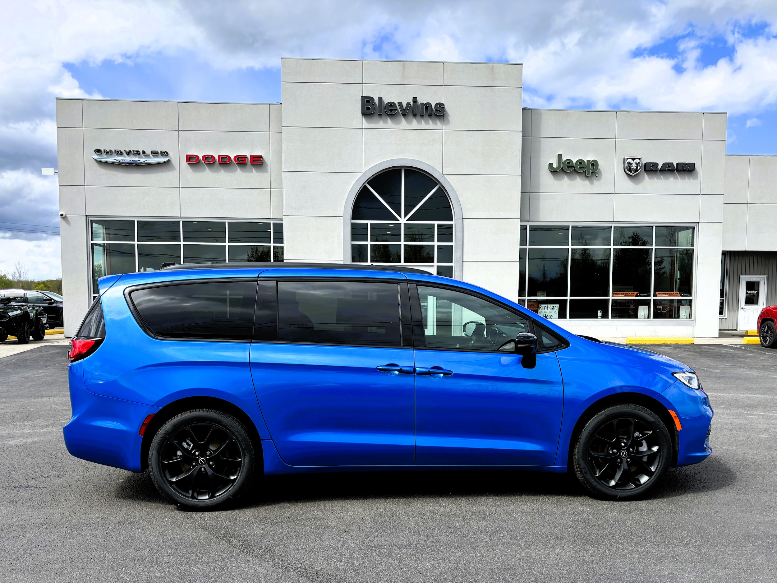 2026 Chrysler Pacifica Select AWD's photo