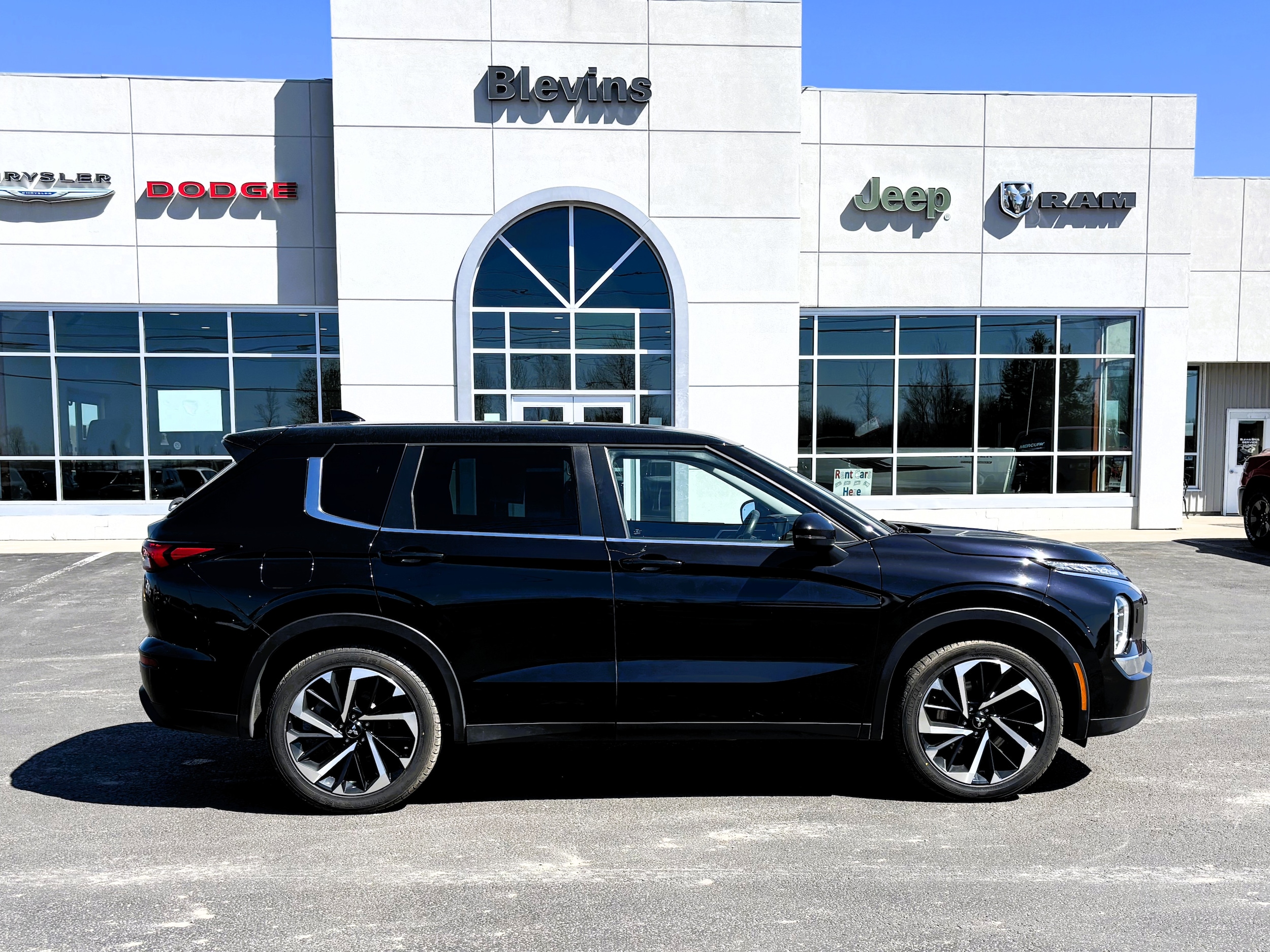 2022 Mitsubishi Outlander ES S-AWC's photo