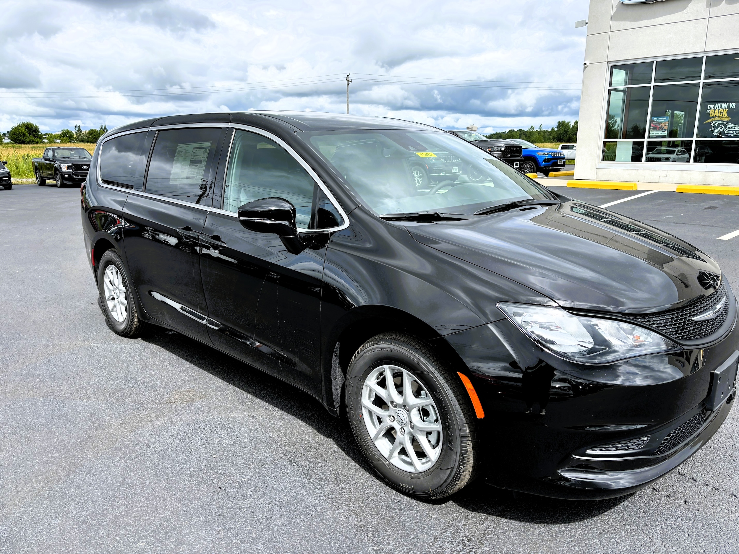 2025 Chrysler Voyager LX