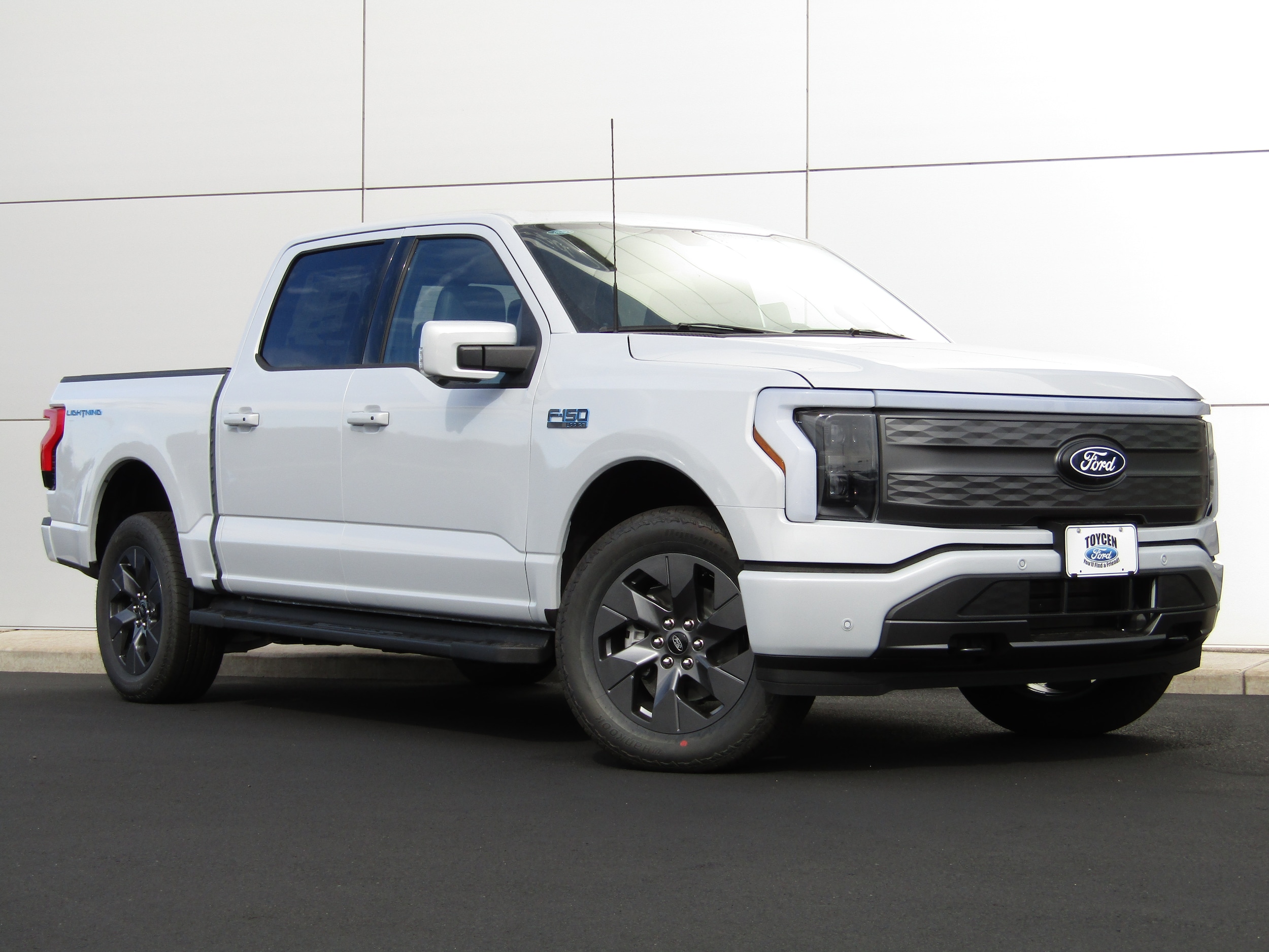 2025 Ford F-150 Lightning Lariat's photo