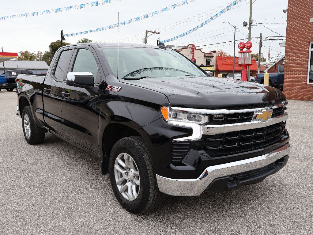 2022 Chevrolet Silverado 1500 LT photo 2