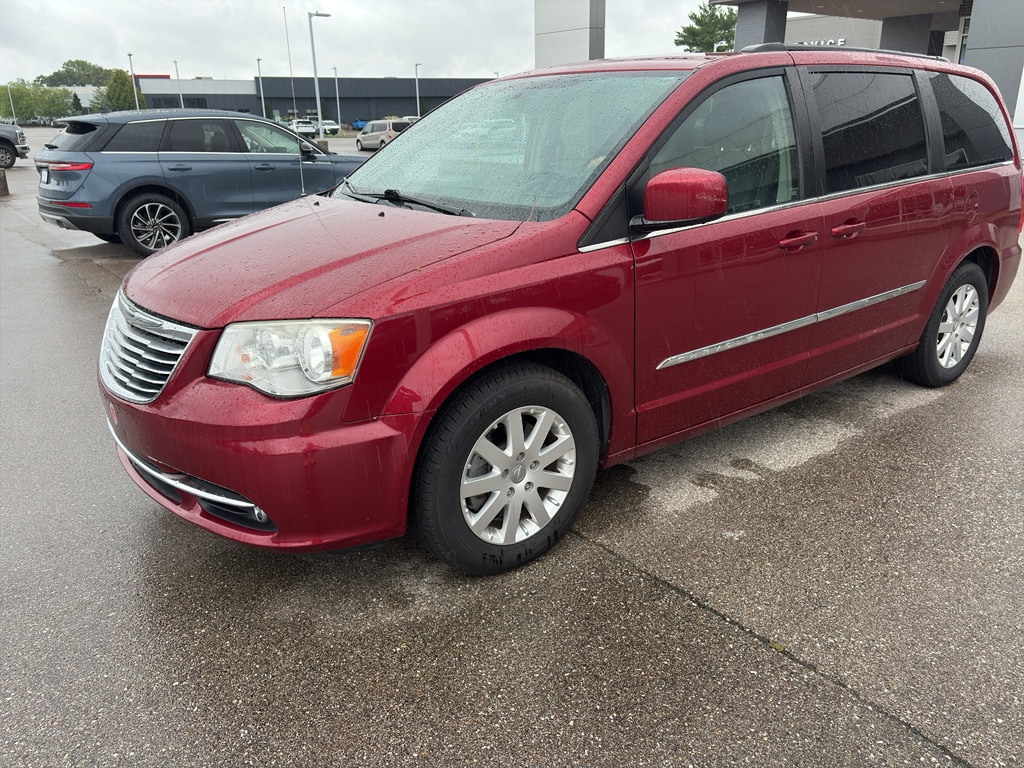 2014 Chrysler Town & Country Touring's photo