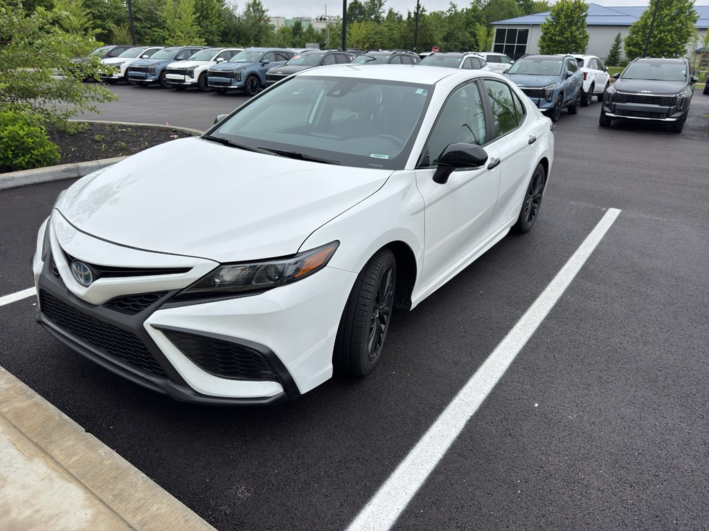 2022 Toyota Camry SE Hybrid's photo