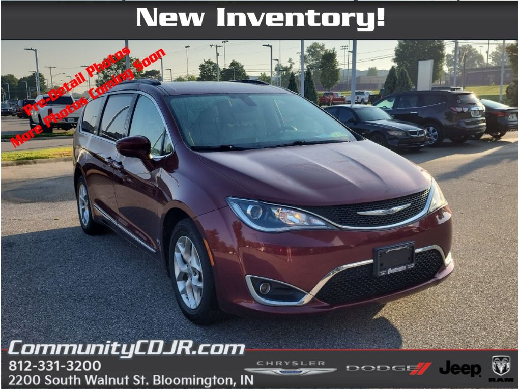 2017 Chrysler Pacifica Touring-L's photo