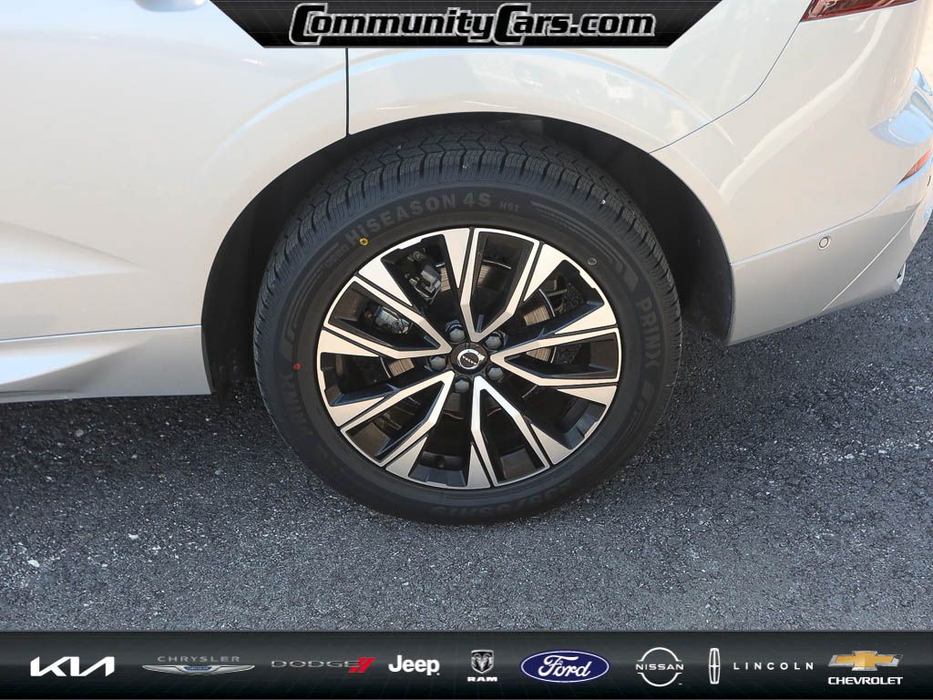 2025 Volvo XC60 B5 Plus photo 4