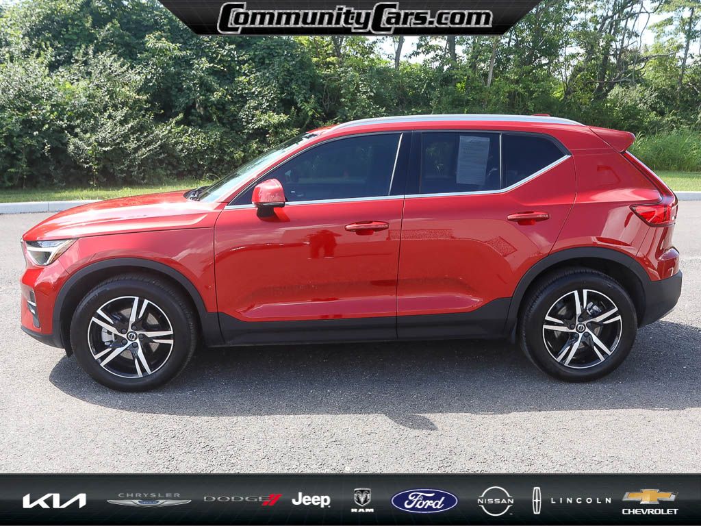 2023 Volvo XC40 Plus photo 2