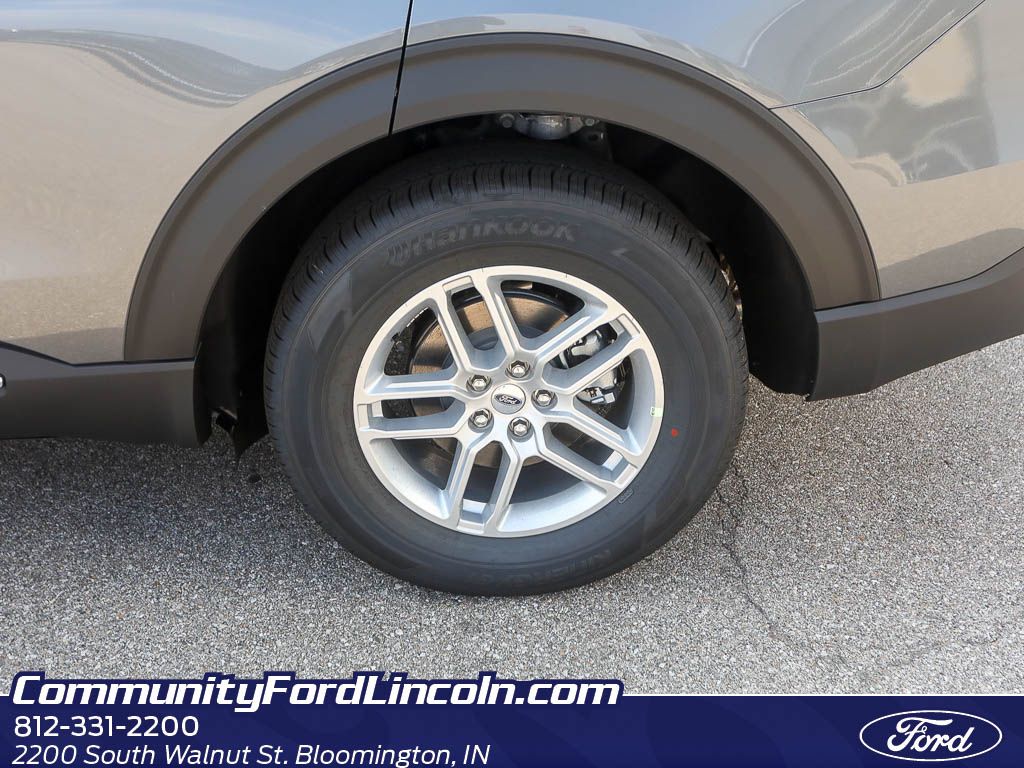 2025 Ford Explorer photo 4