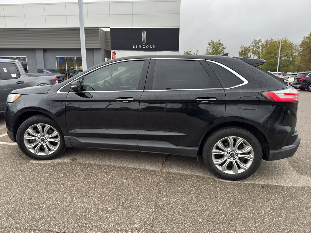 2019 Ford Edge Titanium photo 2