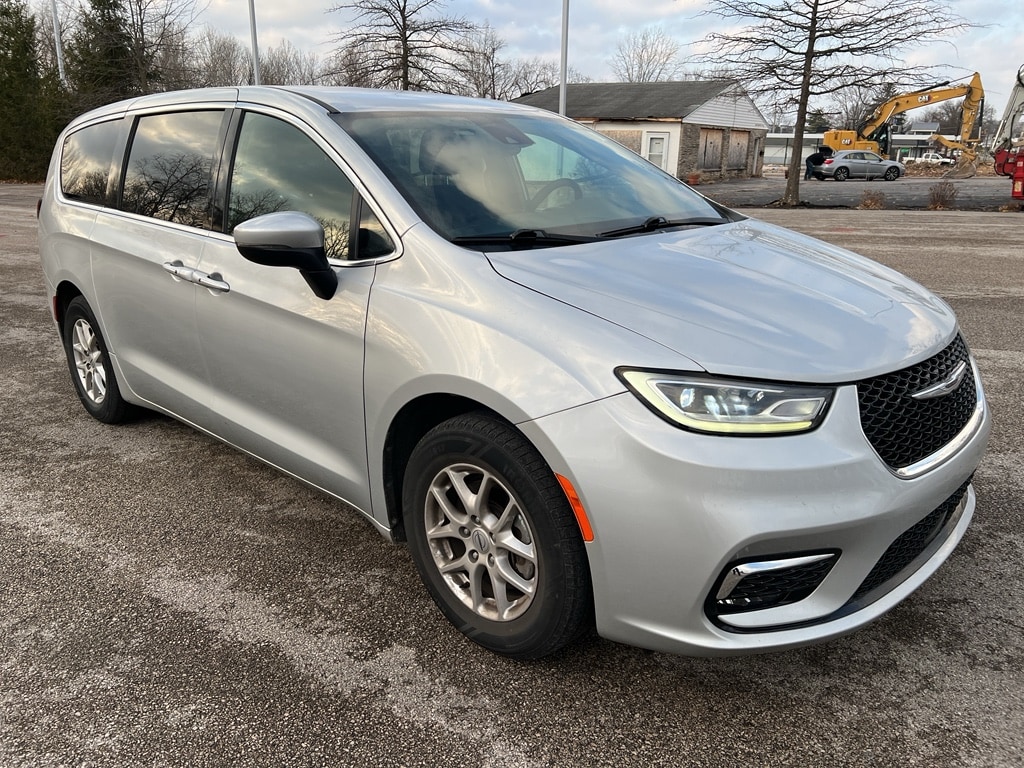 2023 Chrysler Pacifica Touring's photo