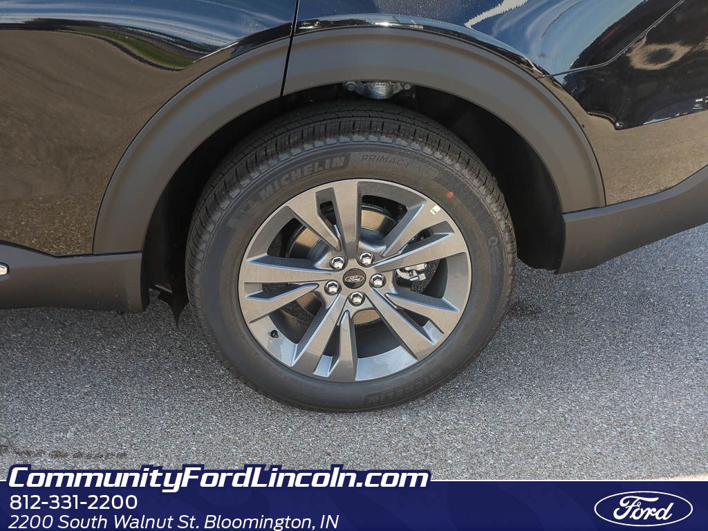 2025 Ford Explorer photo 2
