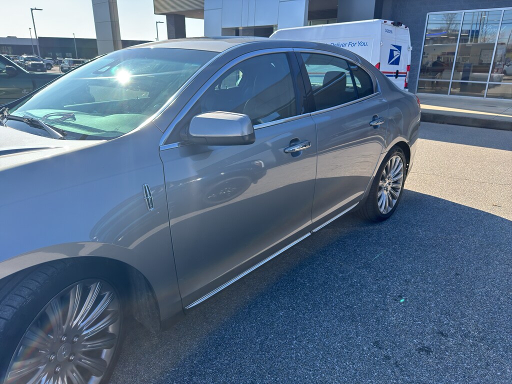 2015 Lincoln MKS Base photo 2