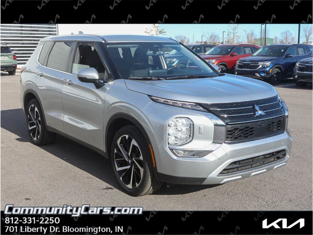 2024 Mitsubishi Outlander SE's photo