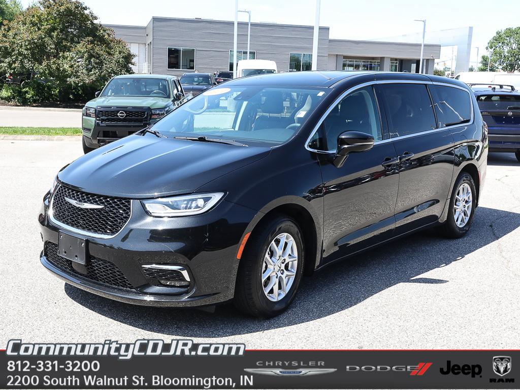 2024 Chrysler Pacifica Touring L's photo