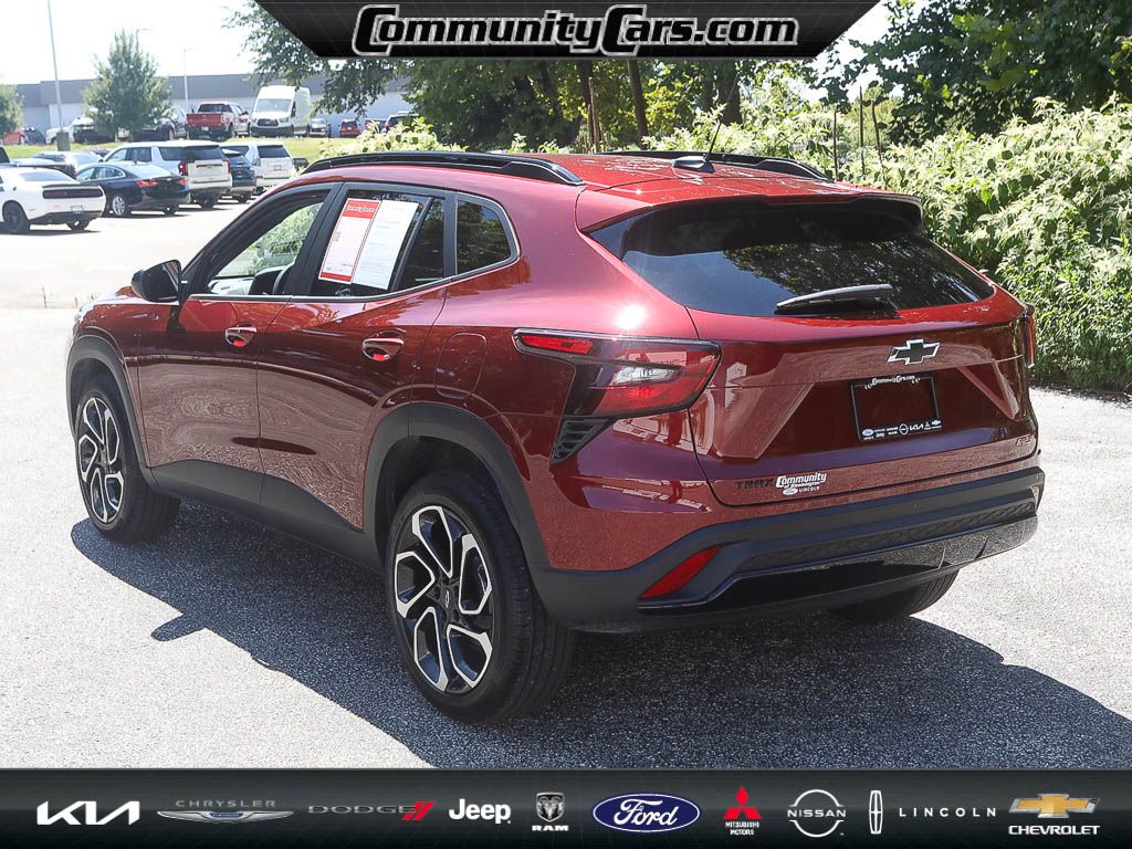 2025 Chevrolet Trax photo 2