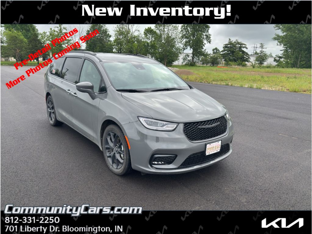 2022 Chrysler Pacifica Touring L's photo