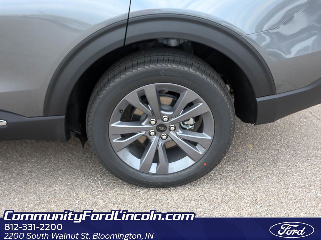 2025 Ford Explorer photo 3