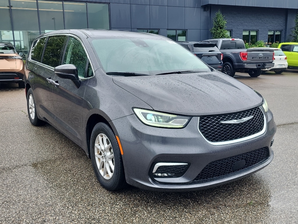 2023 Chrysler Pacifica Touring L's photo