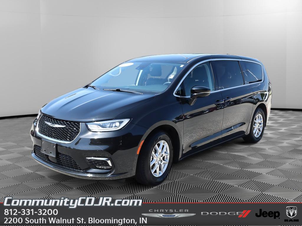 2024 Chrysler Pacifica Touring L's photo