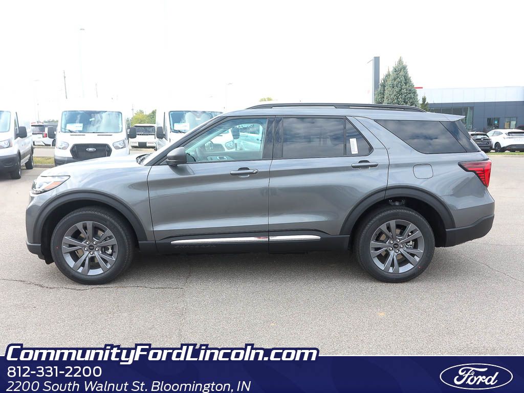 2025 Ford Explorer photo 2