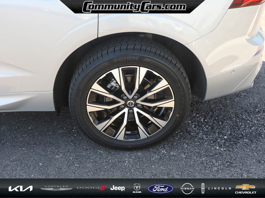 2025 Volvo XC60 B5 Plus photo 4