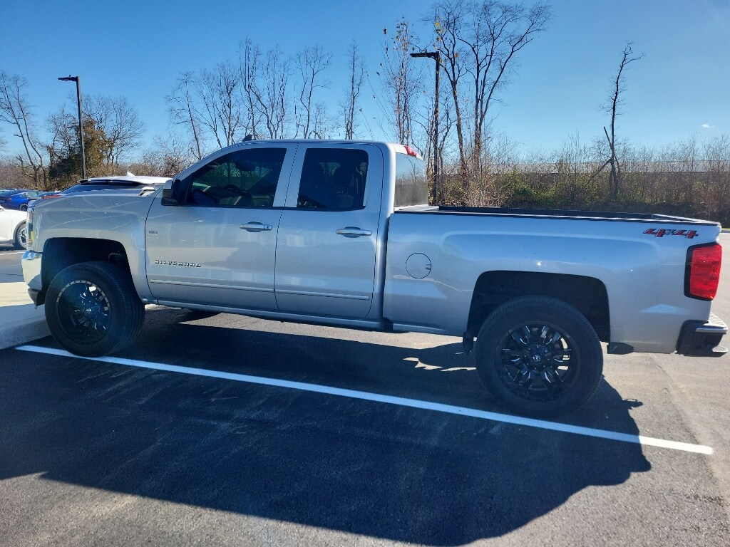 2018 Chevrolet Silverado LT photo 2