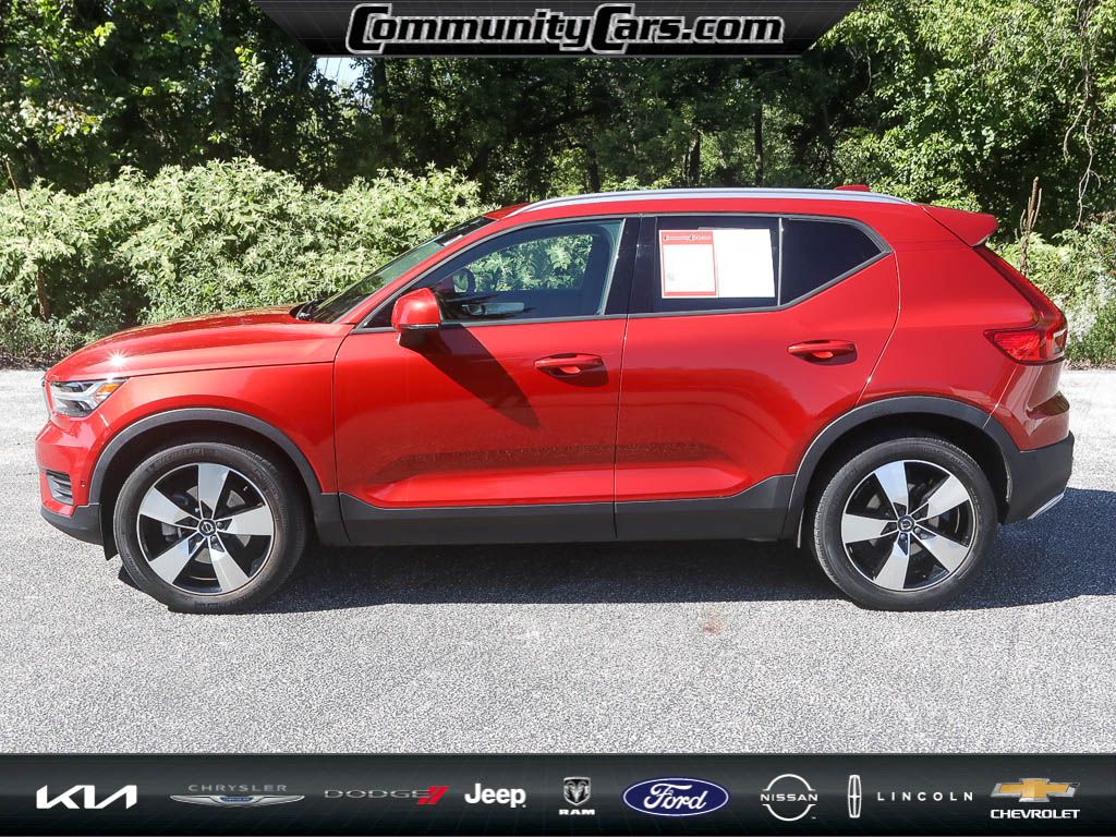 2019 Volvo XC40 Momentum photo 3