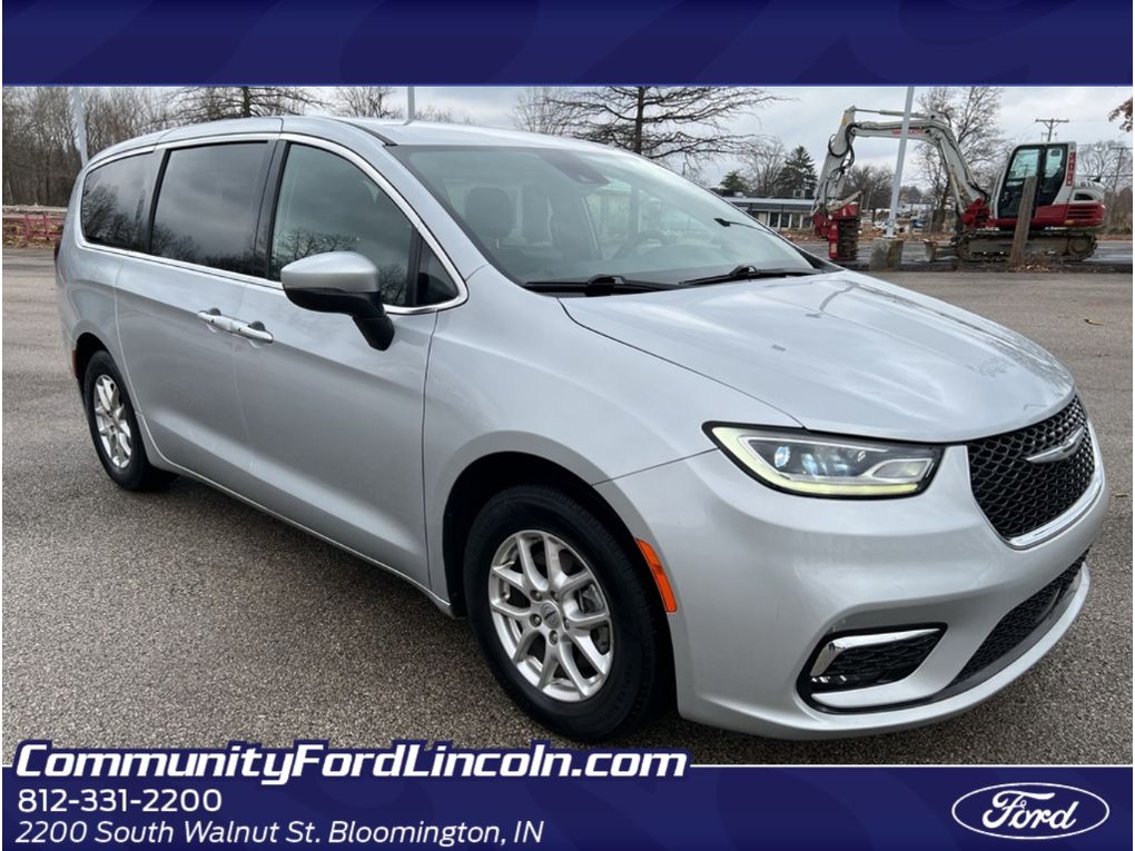 2023 Chrysler Pacifica Touring's photo