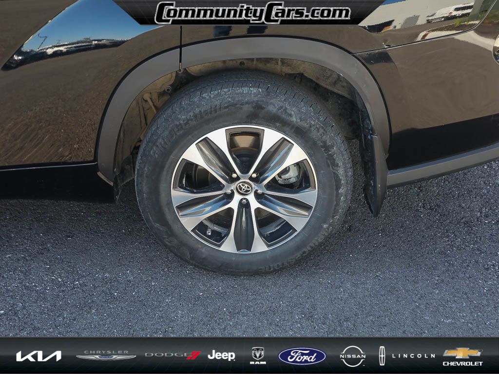 2023 Toyota Highlander XLE photo 2