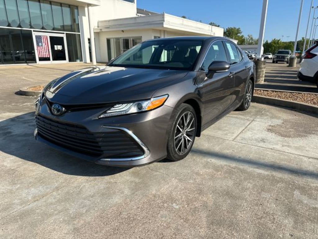 Used 2021 Toyota Camry Hybrid XLE Sedan