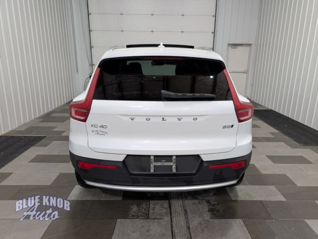 Used 2025 Volvo XC40 B5 Core SUV