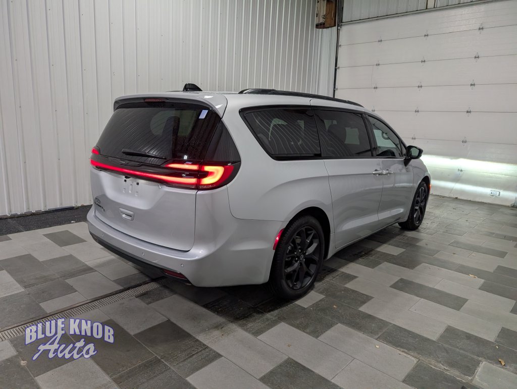 Used 2026 Chrysler Pacifica Select Minivan/Van