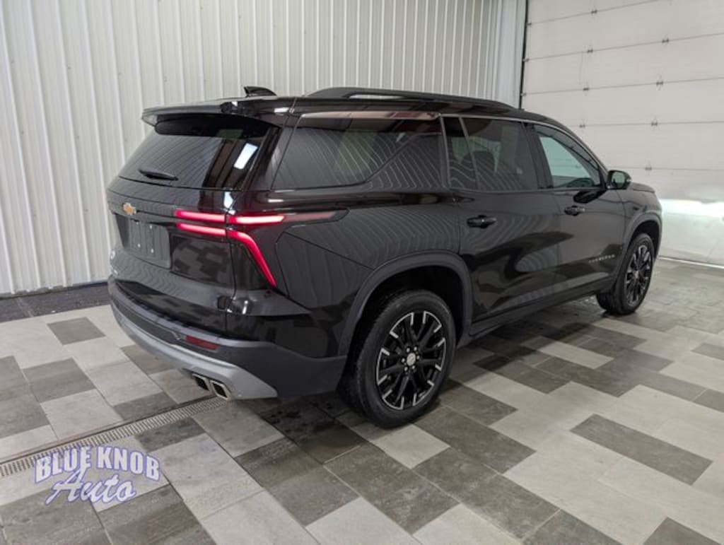 Used 2025 Chevrolet Traverse LT SUV