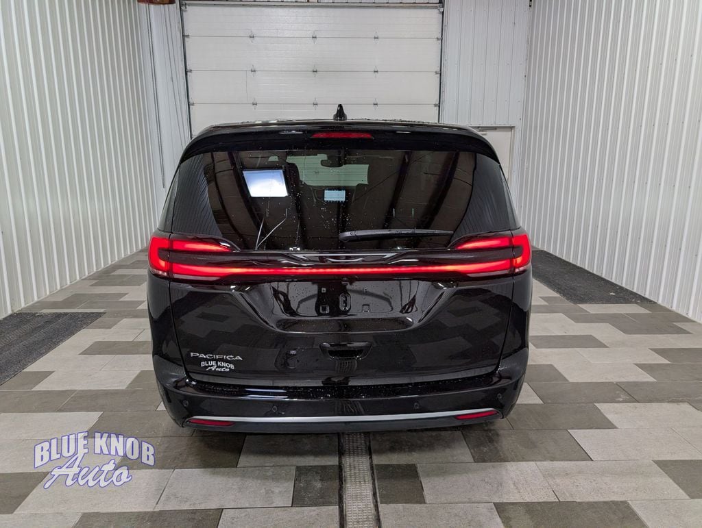 Used 2027 Chrysler Pacifica Select Minivan/Van