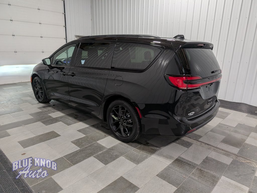 Used 2027 Chrysler Pacifica Limited Minivan/Van