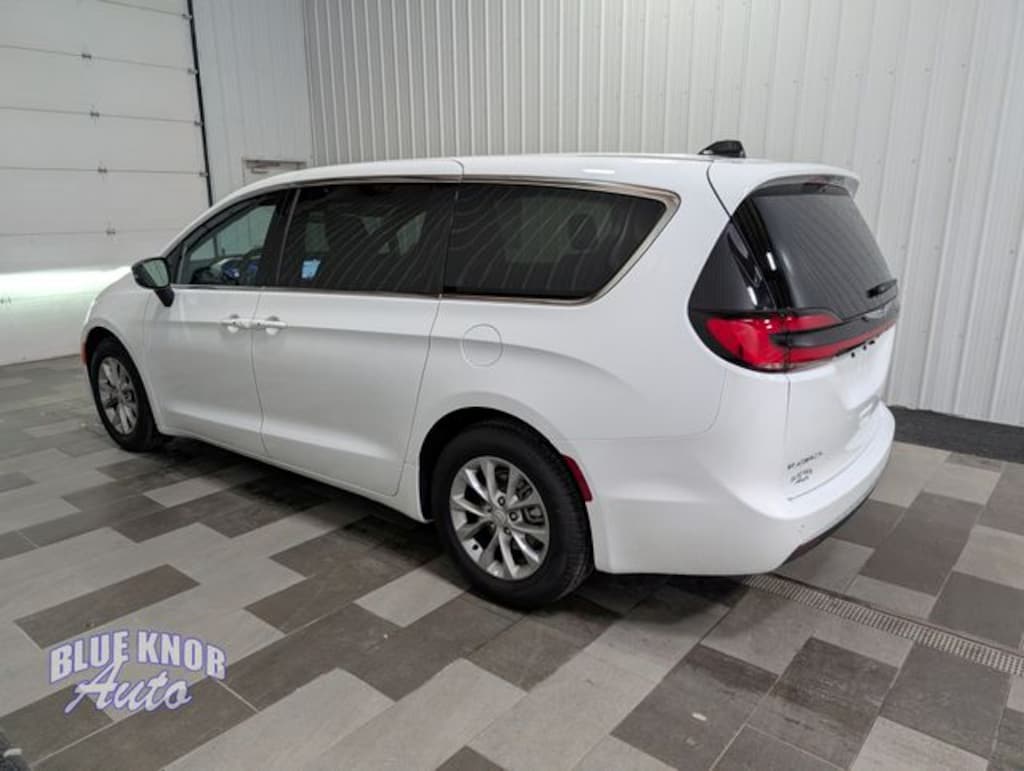 Used 2026 Chrysler Pacifica Limited Minivan/Van