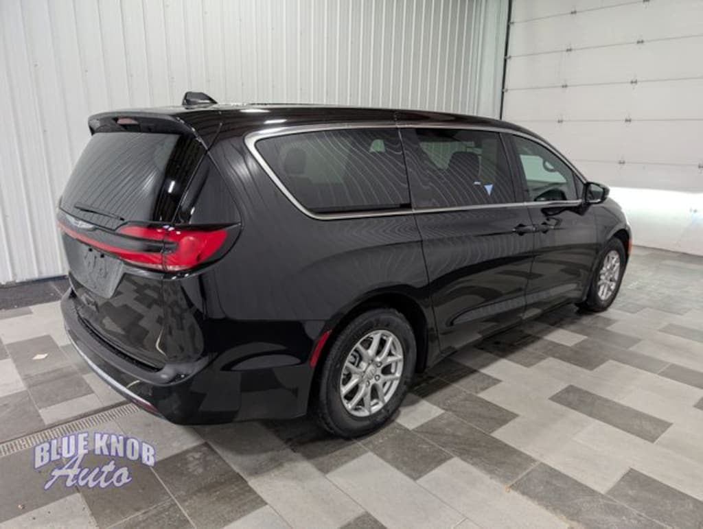 Used 2025 Chrysler Pacifica Select Minivan/Van