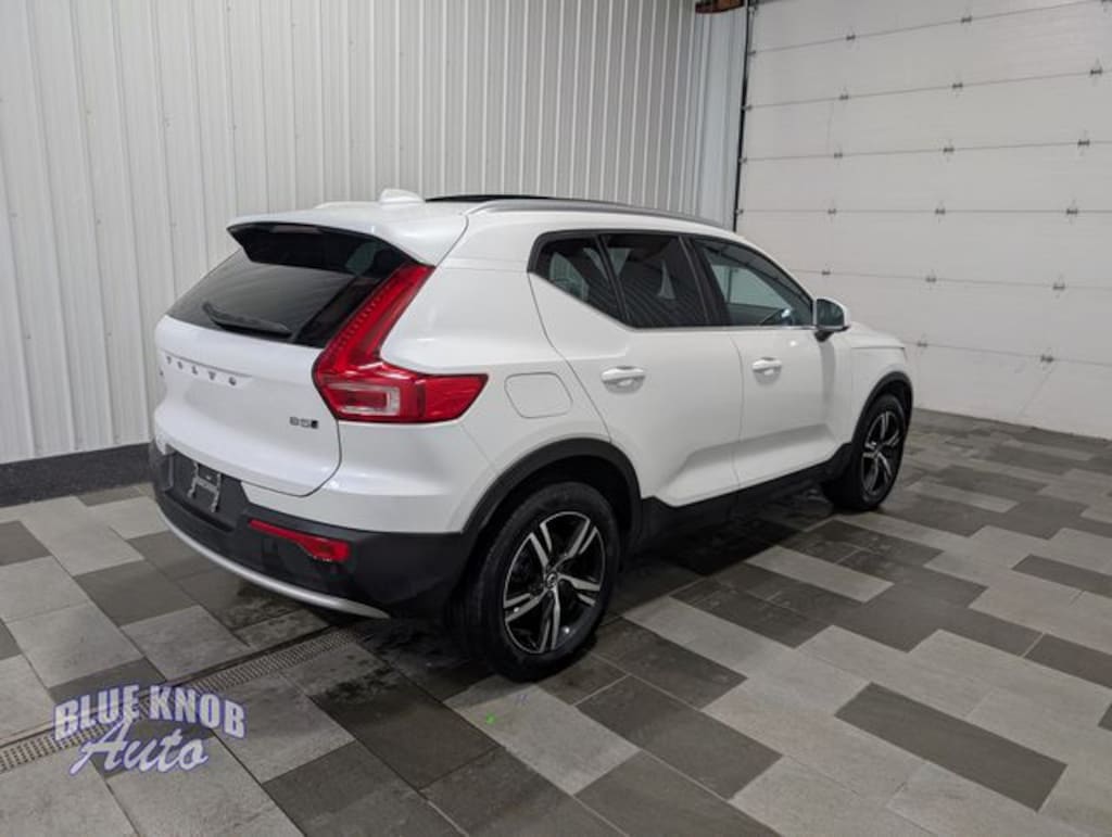 Used 2025 Volvo XC40 B5 Core SUV