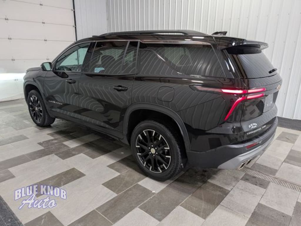 Used 2025 Chevrolet Traverse LT SUV