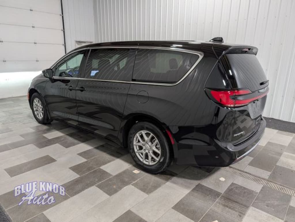 Used 2025 Chrysler Pacifica Select Minivan/Van