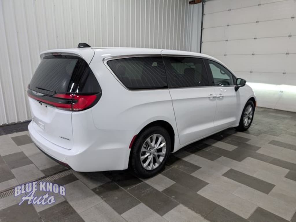 Used 2026 Chrysler Pacifica Limited Minivan/Van