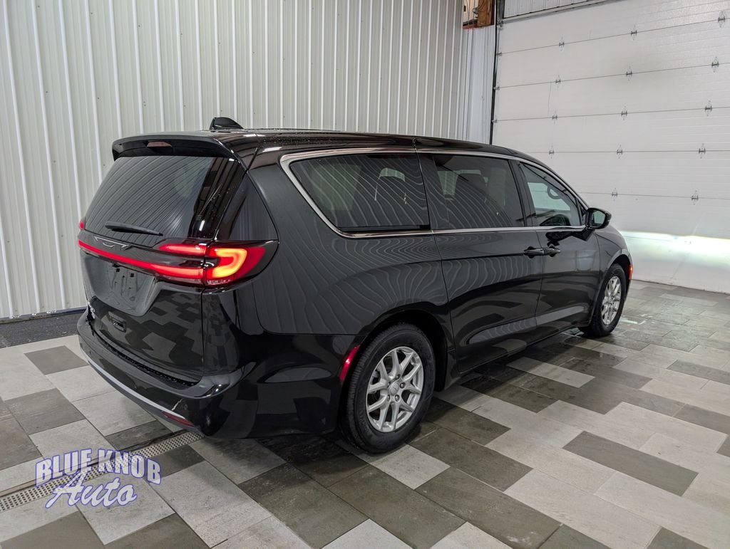 Used 2027 Chrysler Pacifica Select Minivan/Van