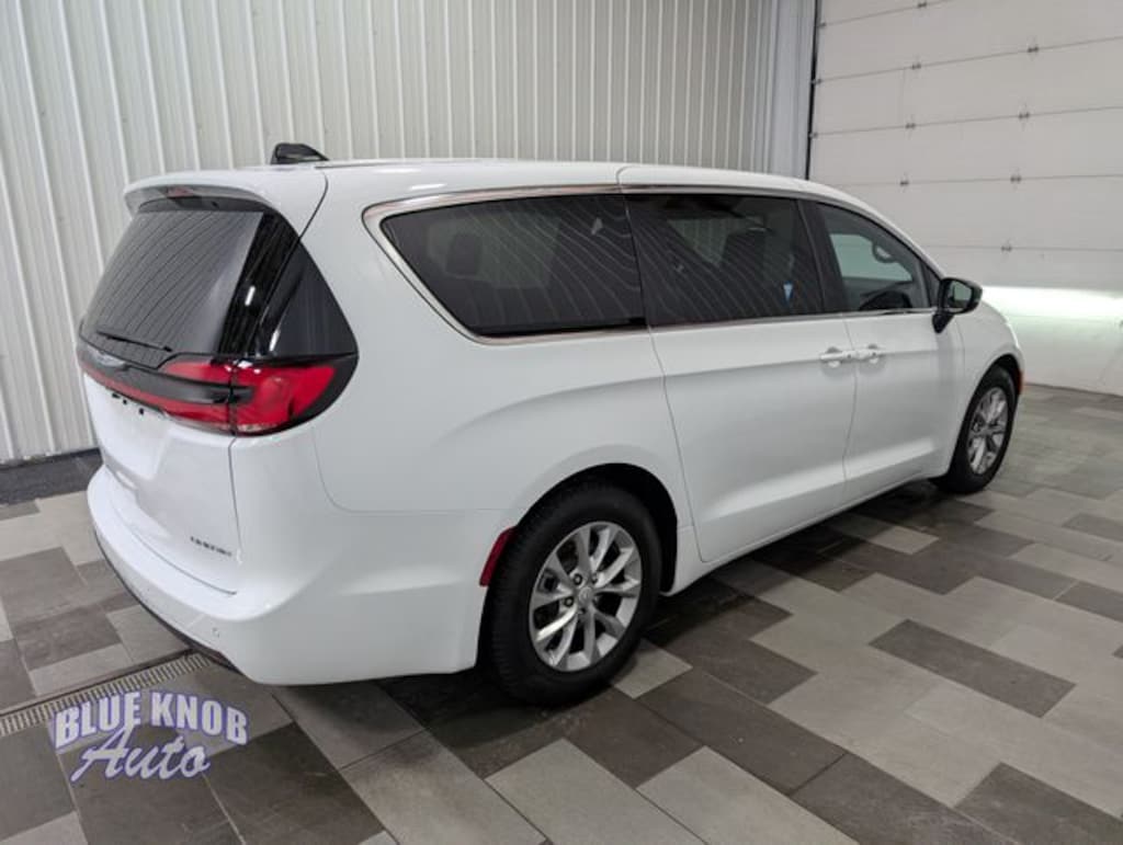 Used 2026 Chrysler Pacifica Limited Minivan/Van
