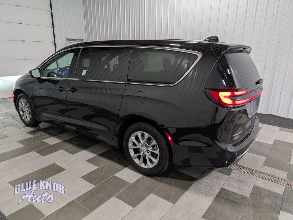 Used 2027 Chrysler Pacifica Limited Minivan/Van