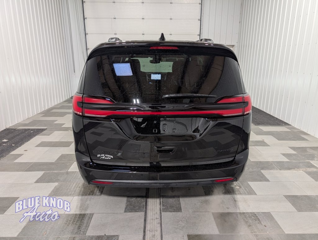 Used 2027 Chrysler Pacifica Limited Minivan/Van