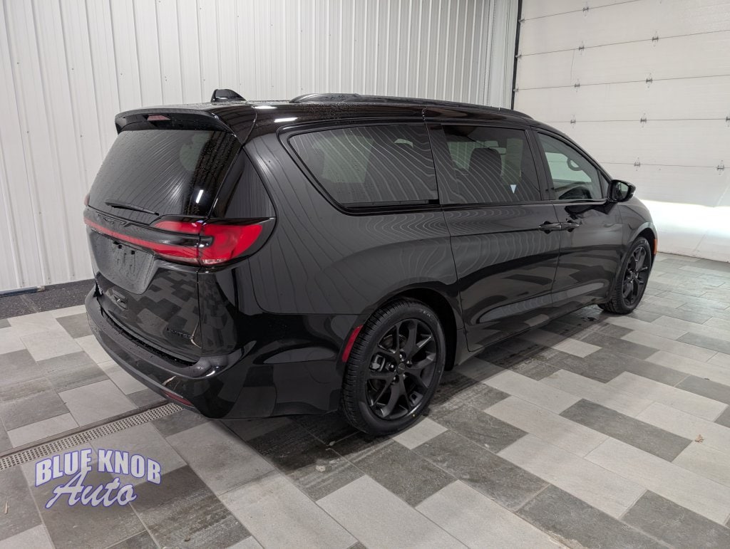 Used 2027 Chrysler Pacifica Limited Minivan/Van